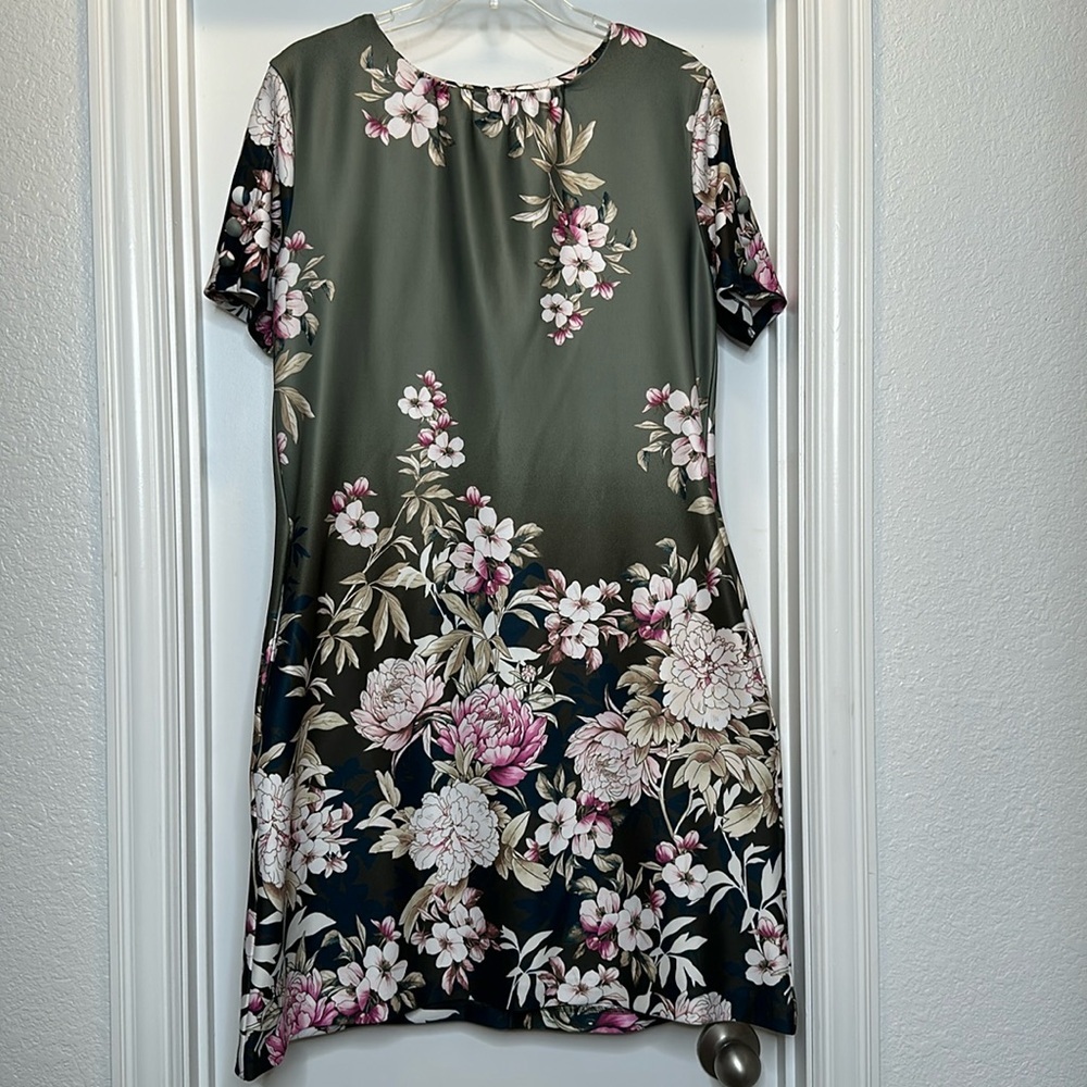New York & Company Olive green floral dress with pockets‎ size Medium